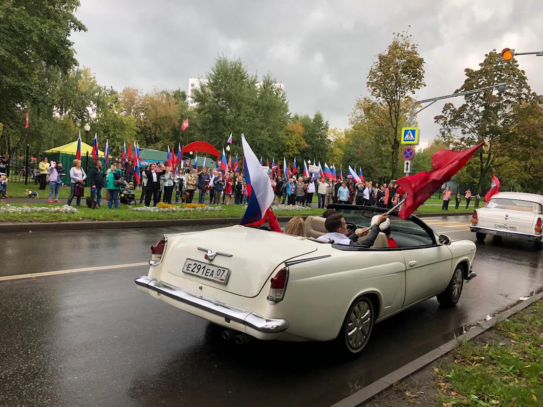 В ЮВАО прошел автопробег ретроавтомобилей в честь Дня государственного флага РФ