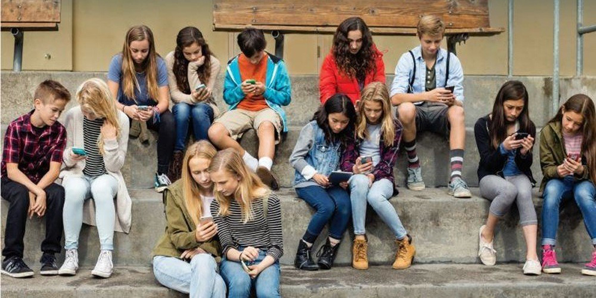 «Левада-центр»: почти 40 процентов российской молодежи ежедневно проводит в интернете более 6 часов