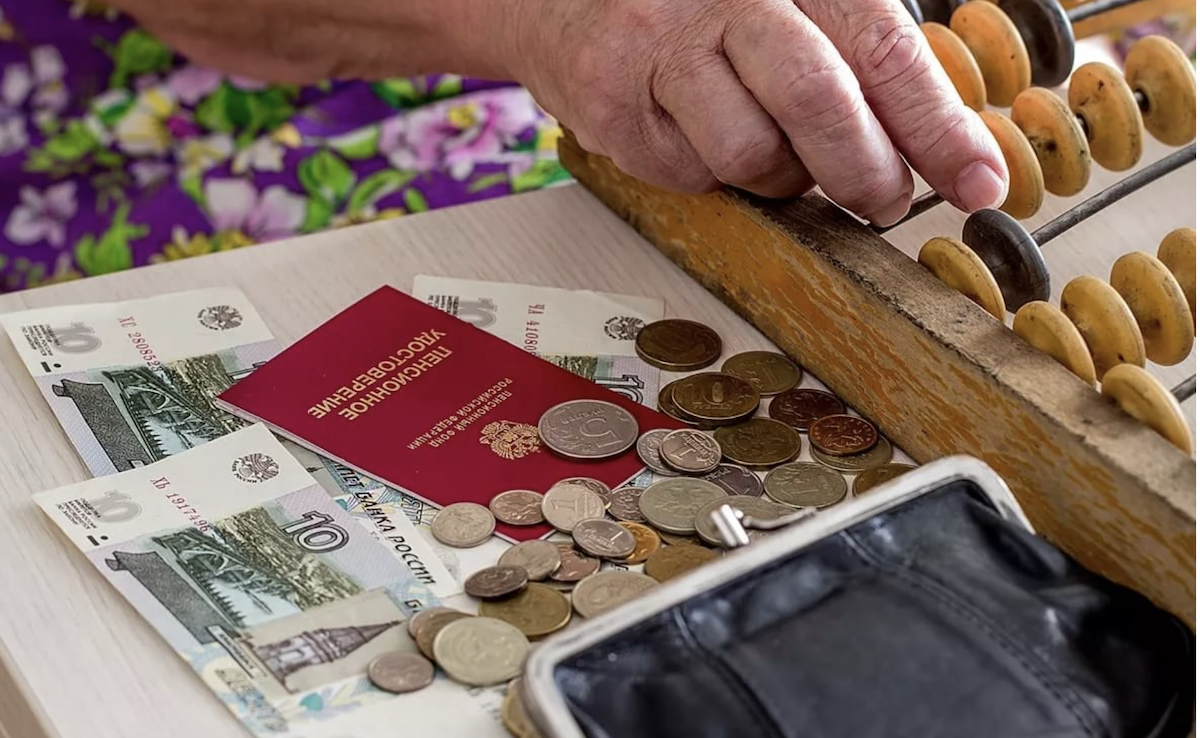 Россияне требуют установить минимальный размер пенсионных выплат на уровне 20 тысяч рублей
