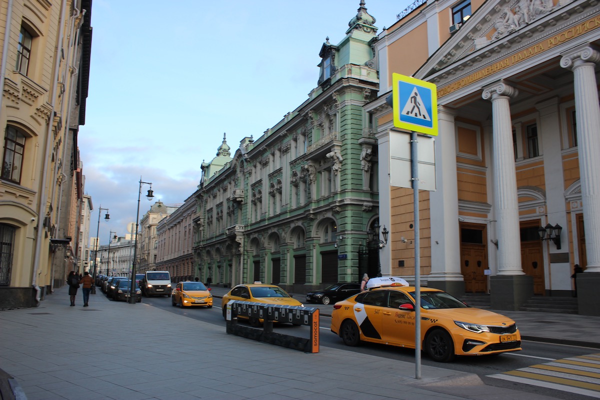 В Дептрансе Москвы рассказали, как распознать нелегальное такси