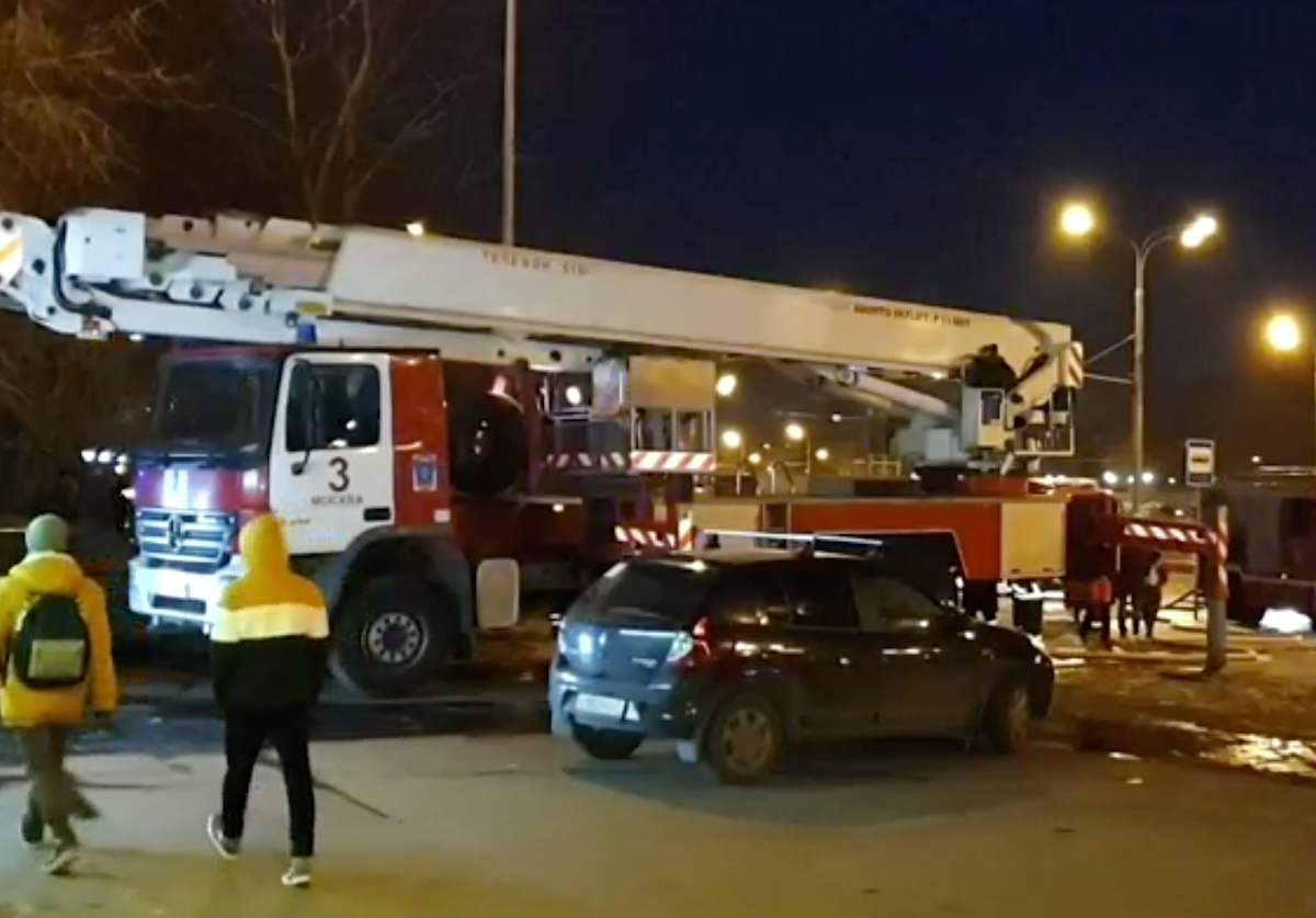 14 человек спасены при пожаре в жилом доме на севере Москвы