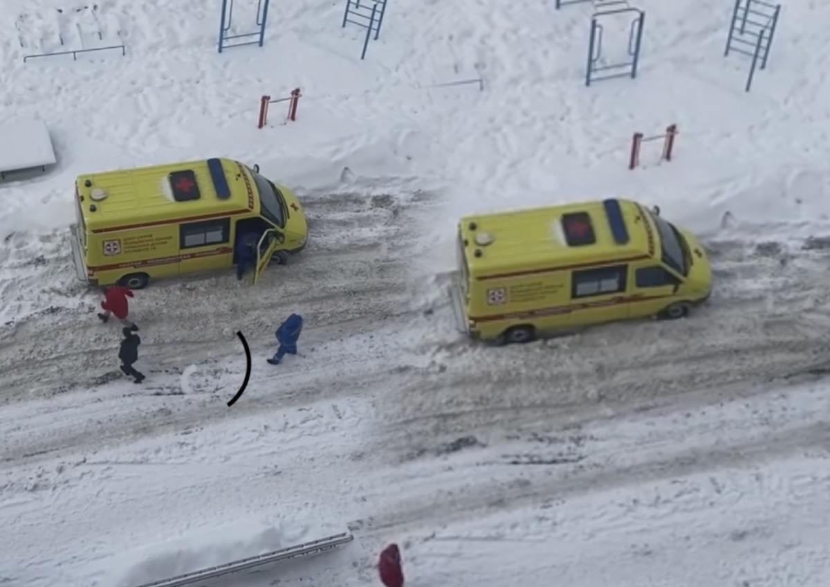 В Сети появились кадры застрявшей в снегу машины скорой помощи во дворе московского района Фили-Давыдково