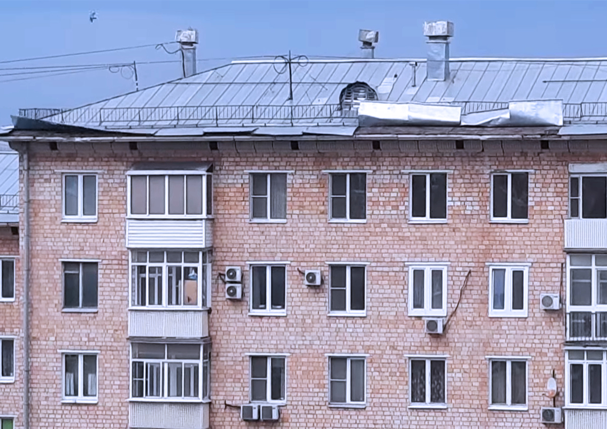 В Москве сильный ветер поднимает крыши домов