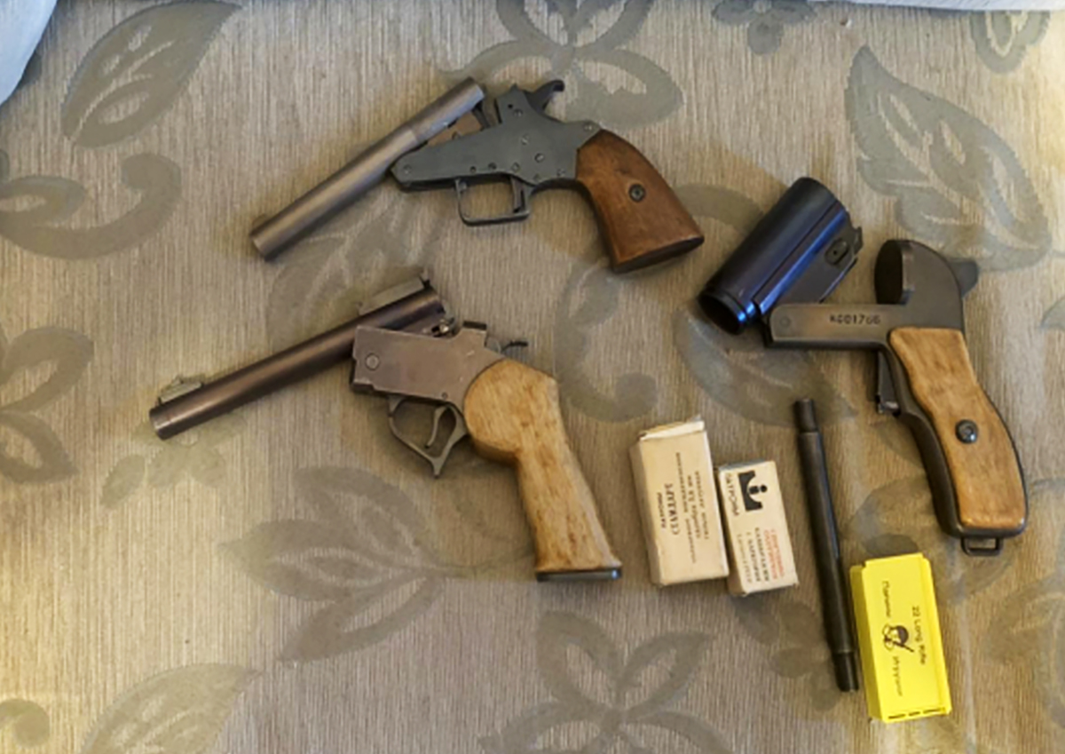 В квартире 72-летнего жителя Марьино нашли самодельные пистолеты, ракетницу и нарезной ствол