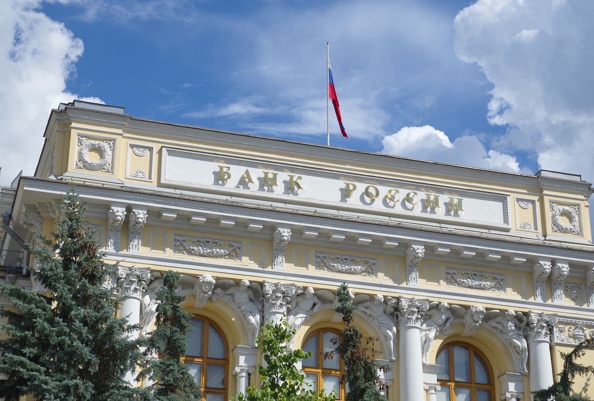ЦБ снизил ставку до 17%: как отреагировал рубль
