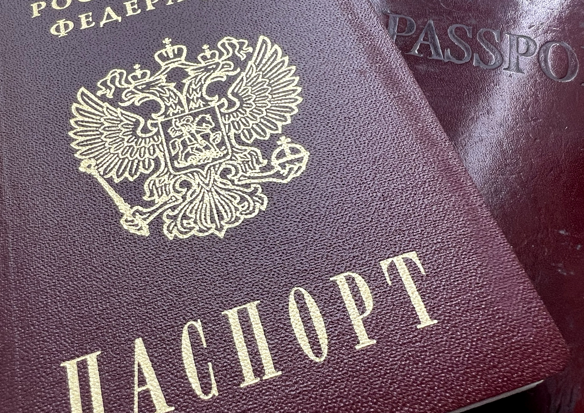 Зачем России упрощать получение гражданства для жителей Прибалтики