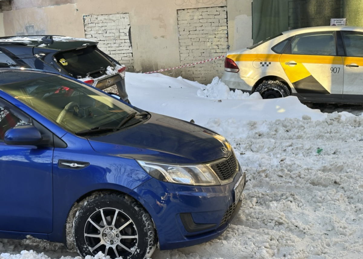 Юрист Иванова рассказала, что делать, если машину заблокировали на парковке или во дворе