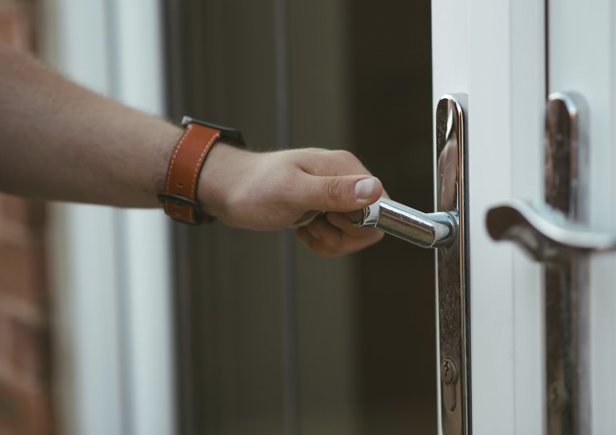 Эксперт по безопасности напомнил правила поведения с постучавшими в дверь незнакомцами