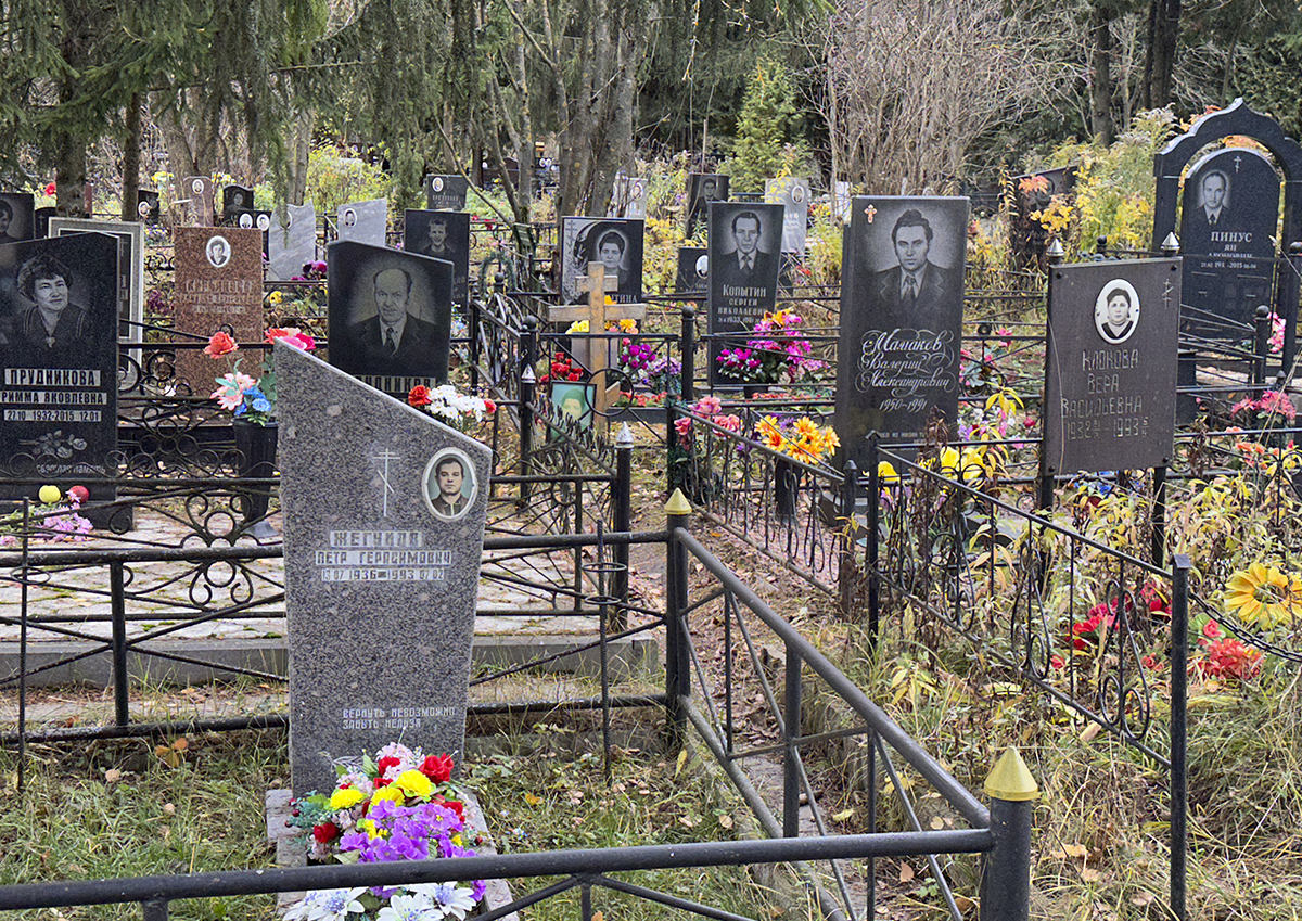 Подмосковные кладбища приводят в порядок в преддверии Пасхи: чему уделяется особое внимание