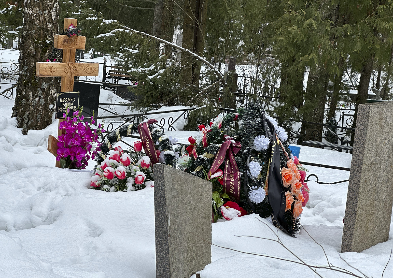 Названа главная опасность установки памятника на кладбище зимой